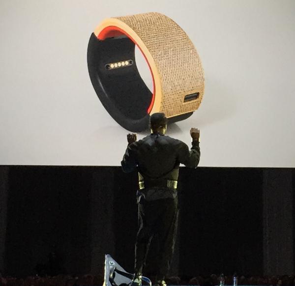 jacopogio's tweet photo. #FashionIsTech "Oops it comes not only in 4 other colors but also in gold and diamond shape" @iamwill #Pulse #DF14 http://t.co/af1rcy7Kgu