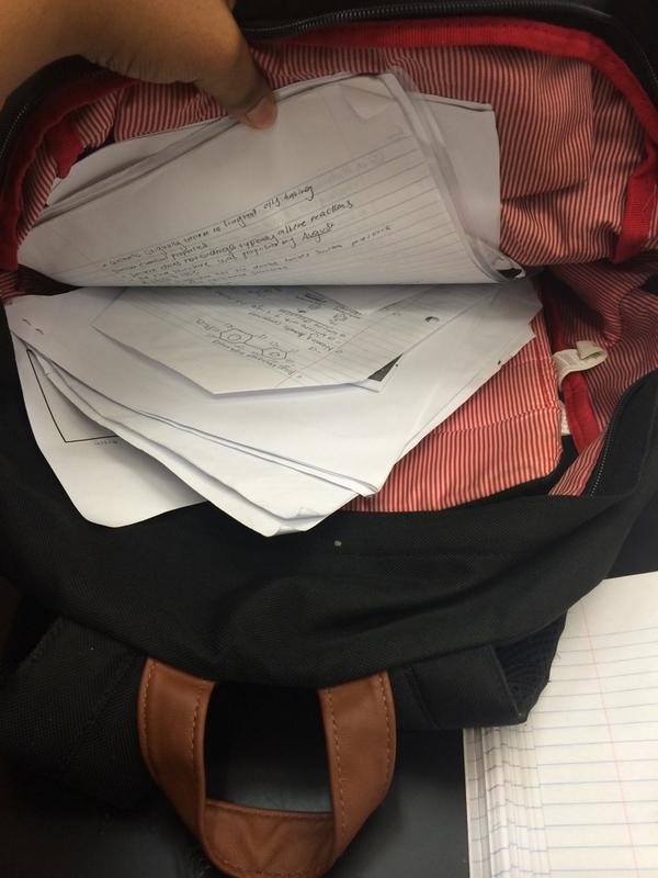 TeresaNicoleH's tweet photo. a peep at my great organizational skills #whatsafolder? #stillgotthat4.0doe http://t.co/cC4NDadwcC