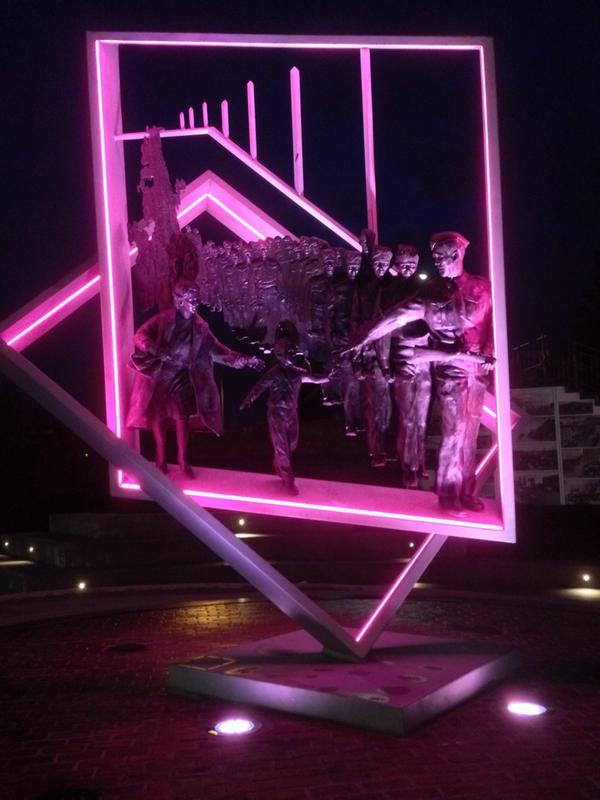 ChrisseaTea's tweet photo. #WaitForMeDaddy #monument #HyackSquare #NewWest at nightπ http://t.co/VtafhfCCo1