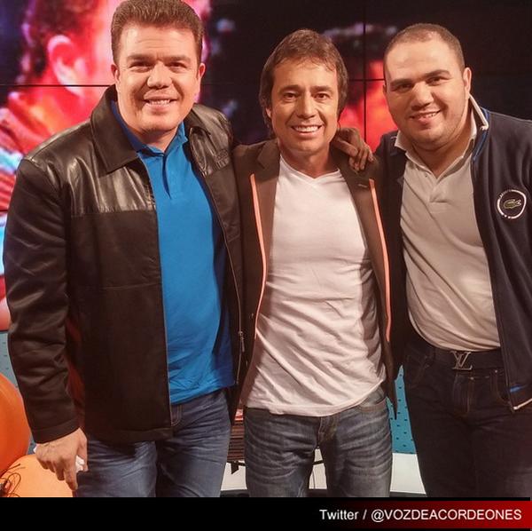 [FOTO] #QueBuenaFoto <a href="/fabiancorralesc/">fabian corrales c</a> &amp; <a href="/leonardofarfan4/">leonardo farfan</a> al lado del presentador  <a href="/cesaralo/">Cesar Augusto Londoño</a>
