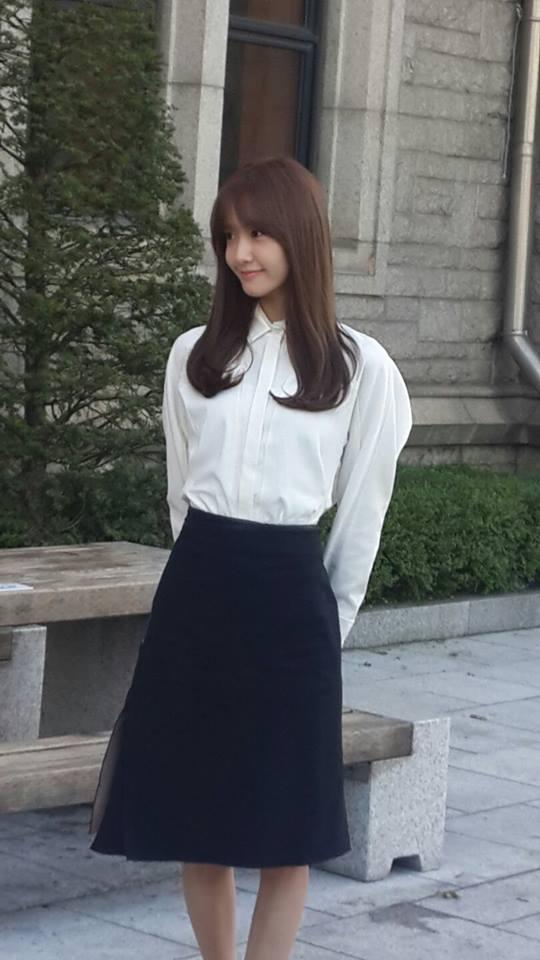 [PIC][15-10-2014]YoonA và SeoHyun xuất hiện tại Đại học Dongguk để chụp ảnh tốt nghiệp vào chiều nay B0CU95VCMAIZGyz