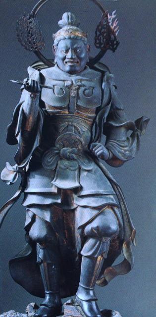 【京都・三十三間堂/金大王（二十八部衆）(鎌倉)】国宝。木造彩色、玉眼。163cm。三十三間堂の二十八部衆だけに見られ、宝賢夜叉（マニ・バトラ）と思われるが詳細不明。武装し、右手を胸の辺りに上げて独鈷杵を持ち、左手は腰にあてる。