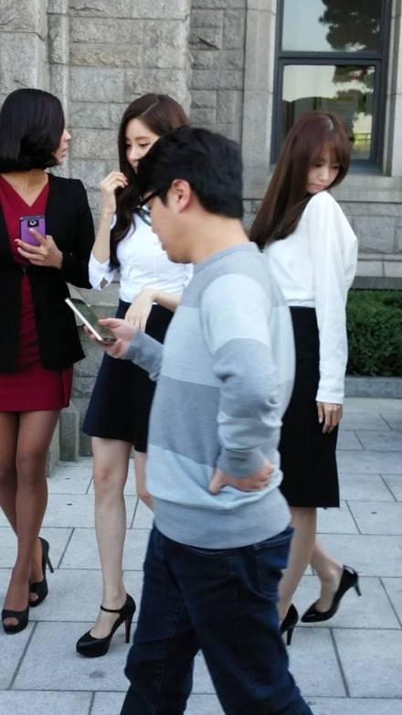 [PIC][15-10-2014]YoonA và SeoHyun xuất hiện tại Đại học Dongguk để chụp ảnh tốt nghiệp vào chiều nay B0CXug3CEAAHFJ4