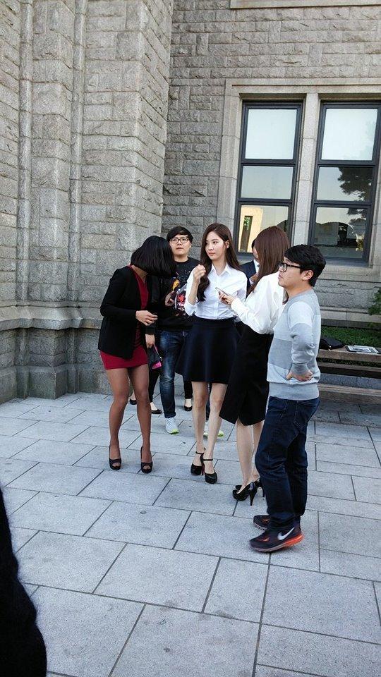 [PIC][15-10-2014]YoonA và SeoHyun xuất hiện tại Đại học Dongguk để chụp ảnh tốt nghiệp vào chiều nay B0CXvuzCMAA7Ie1
