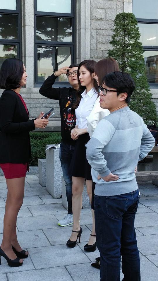 [PIC][15-10-2014]YoonA và SeoHyun xuất hiện tại Đại học Dongguk để chụp ảnh tốt nghiệp vào chiều nay B0CXwvdCMAA2oPs