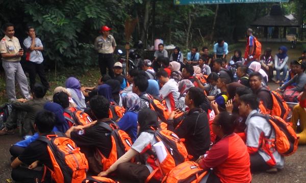 Thesar_echa8's tweet photo. Arahan dpan arboritum @Layen16 #KPDKNas14 #PramukaAksi http://t.co/TozohcCaHb
