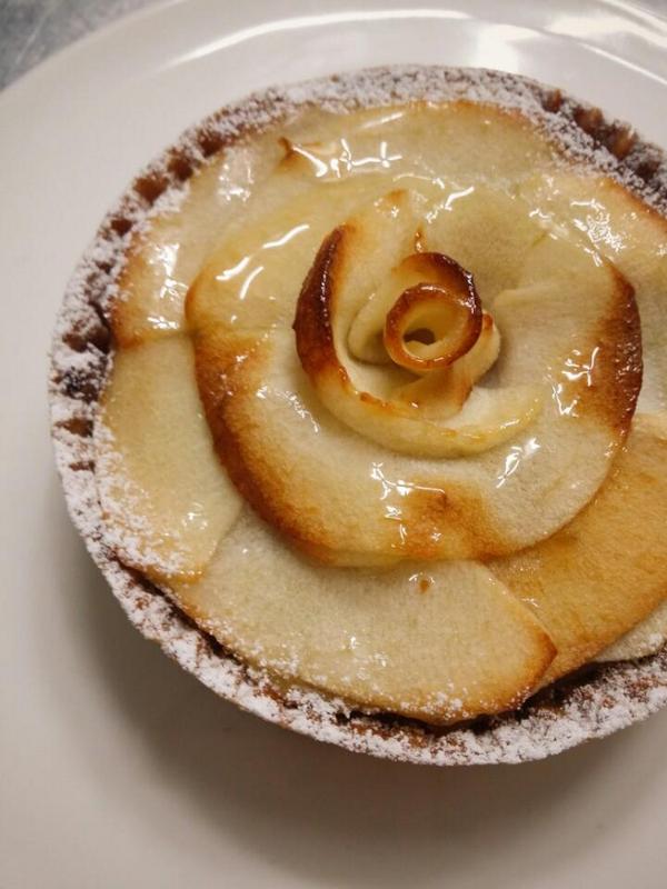 무화과가 올라간 생과일타르트와 더불어 오쁘띠베르의 또다른 계절상품입니다~(≥∀≤)/ 바로 사과타르트!! 산도가 높은 홍옥을 사용한 타르트인데요. 철이 짧아서 무화과타르트만큼 금방 사라져버릴지도 몰라용(T^T)