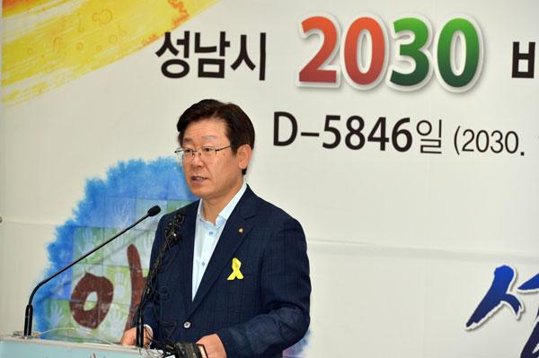 성남시 이재명 시장은, 성남시 "청소노동자"들에게 무려 50만원의 월급을 올려 줬답니다
약한자의 슬픔을 갖고 살아가는 미화원의 삶의 의욕을 북돋워 주신 시장님! 정말 감사하다"는 인사의 편지가 쇄도 한답니다.