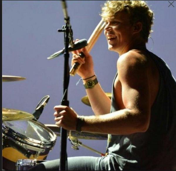 <a href="/Michael5SOSPH/">fan acc</a> his smile and laugh and how he's so sweet, he makes me so happy ♥ #WhatILoveAboutAshton