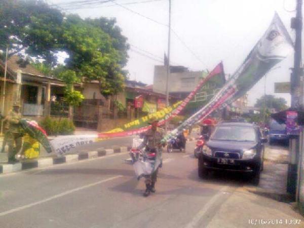 satpolppdepok1's tweet photo. Reklame di Jalan Kartini di tertibkan http://t.co/JqRb9VjaTp
