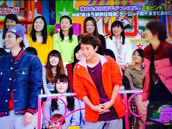 aibachan_2417's tweet photo. 嵐の高身長2人(モデルズ)に
挟まれたメンバー1小さい大野
なかなか可愛くないですか http://t.co/rWAb1eaNN1