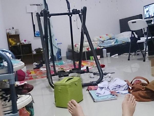 nadiraans's tweet photo. Termenung di pojokan, ini kamar atau apa.... http://t.co/yz9INHszdU