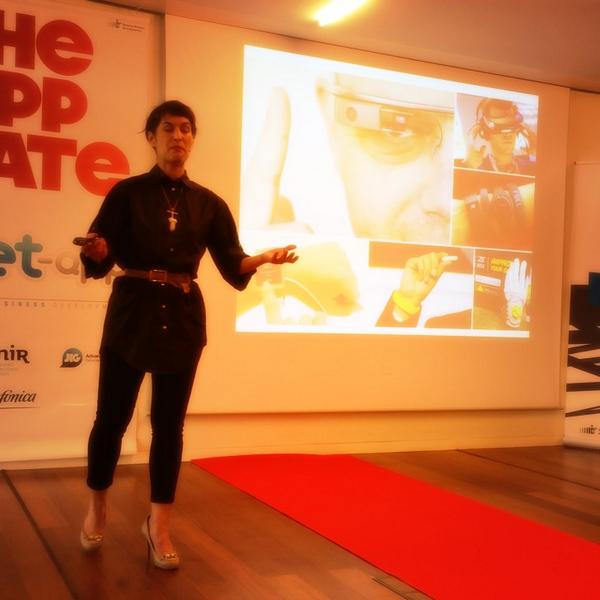 PhilGonzalez's tweet photo. Habla Elena @lostvalues investigadora del Mit y especialista en #wearables y #ropaconectada de verdad! #TADLaRioja http://t.co/FQwcnr0vgn