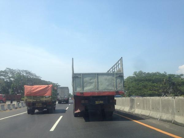 aditboyd's tweet photo. @e100ss gambar tol kita siang ini, truk 30km/jam di kanan jalan http://t.co/wEj1vBBM9U