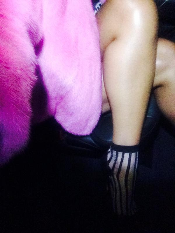 rihanna's tweet photo. :) http://t.co/aV1IasFWGu
