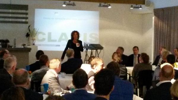 FransdeKleuver's tweet photo. @NellekeRoelofse van ontbijtsponsor #Clarisarbodiensten opent de bijeenkomst van @valleienrijn bij #Willemaanterf http://t.co/jwFHnwr9DW