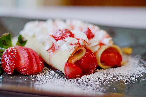 DamnFoodPorn's tweet photo. Strawberry Crepes ' http://t.co/F72gUnSVmM
