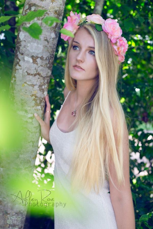 preachersd2r's tweet photo. @mallybeauty @Teenie96 This is my 17 YR old #mallynista ❤️ #facedefender #seniorpictures #makeupartist @_ashleyroe http://t.co/T0dHzlr0jT