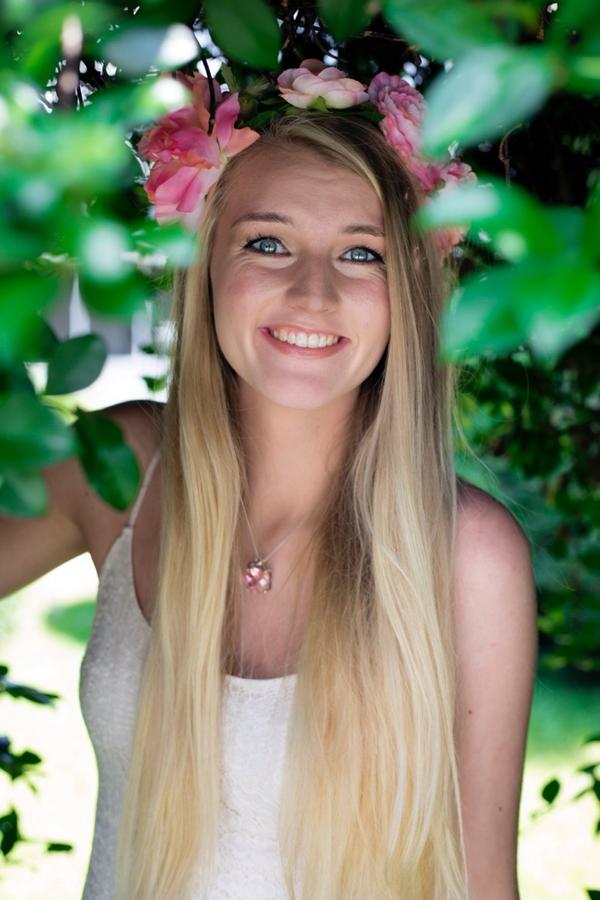 preachersd2r's tweet photo. @mallybeauty @Teenie96 This is my 17 YR old #mallynista ❤️ #facedefender #seniorpictures #makeupartist @_ashleyroe http://t.co/T0dHzlr0jT