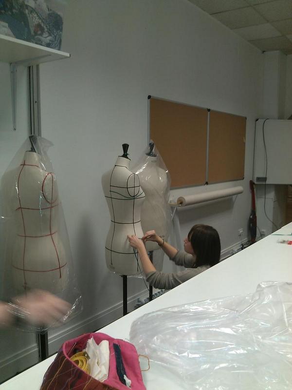 RachBaltimore's tweet photo. Regarder nos modélistes en action ! Et ce dès le matin ! #supmode #patronnage http://t.co/vBG4qXlXoy