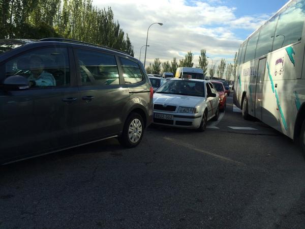 trejin01's tweet photo. Es una vergüenza la organización de acceso a la feria ifema. 2dia de feria. @feriademadrid @elmundoes @expansioncom http://t.co/eP7Ij5dCbe