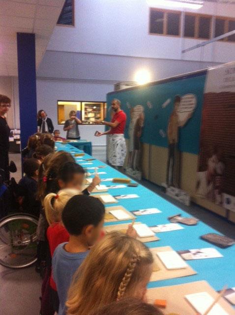 CentraleLyon's tweet photo. #FDS2014 La tribologie expliquée aux enfants par le chocolat avec @RobertoVargiolu du #LTDS @Fetesciencera http://t.co/GSSm3VVHbZ