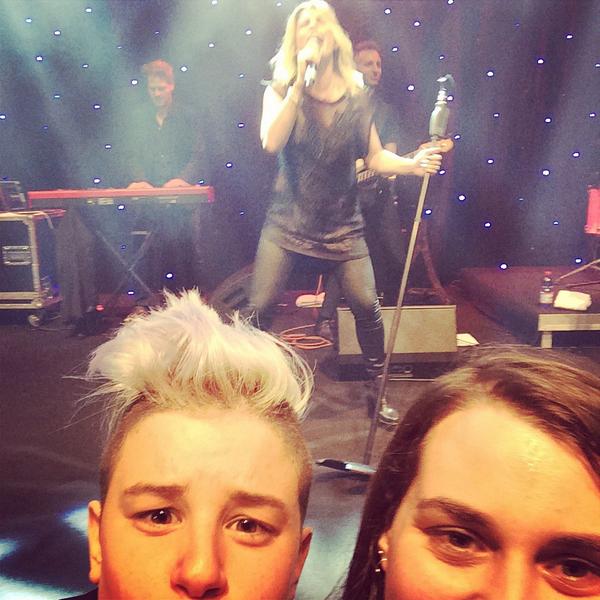 BellaviaGilda's tweet photo. 'Il ricordo e' un modo per incontrarsi.' K. Gibran. ...Una settimana fa. #hpshowcase #showcaseemma #tuttoiltour http://t.co/HebWjOHXDu