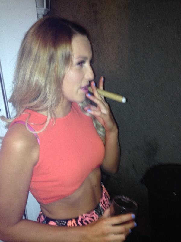 LorLlewellin's tweet photo. What on fucking earth  🙈🙈🙈 #cigarsonice http://t.co/S06LeFdutU