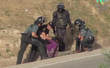 LaVanguardia's tweet photo. Brutal paliza de la Guardia Civil a un inmigrante (las imágenes pueden herir su sensibilidad) http://t.co/H3AiYqnz9Y http://t.co/lFuUn1hluM