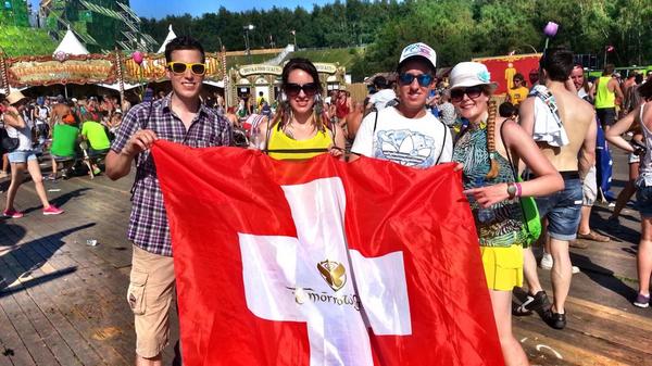 chregu83's tweet photo. @manu_steiner @MichelaIseli #gabrielfrei @tomorrowland Partytime mit de Beste... #festivalsummer #madness #tbt http://t.co/FrFUmoFtXW