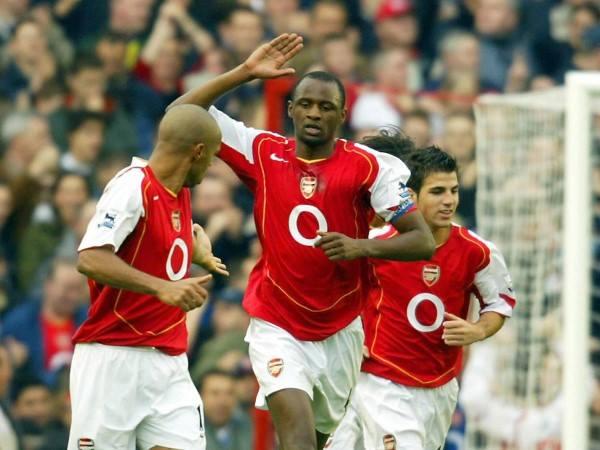 FootballFunnys's tweet photo. On this day in 2004, Arsenal won their 49th match of the famous unbeaten run, 3-1 against Aston Villa. http://t.co/ObfJAzHque