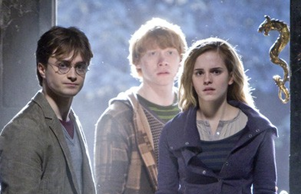 ELLEfrance's tweet photo. Préparez-vous, #JKRowling prépare 3 nouveaux films sur l’univers de #HarryPotter pour 2016 http://t.co/t4dvet44I8 http://t.co/YjxCjwEHyx