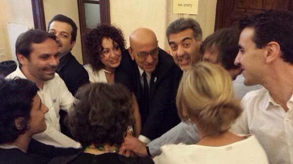 ilConteNik's tweet photo. ci sono moltissime altre mani in questo cerchio! forza @Matera2019 #comunquevada #portoMateranel2019 #mt2019 http://t.co/STJNJVdqmC