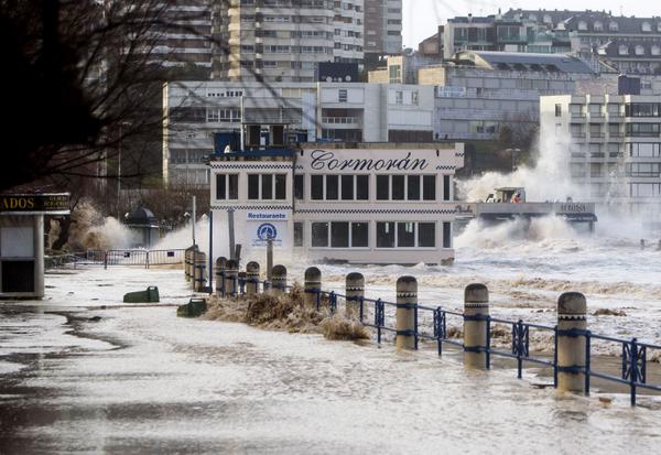 dmontanes's tweet photo. Hosteleros de El Sardinero reclaman medidas ante posibles temporales [#KioskoyMas] http://t.co/P12MOEkyvu http://t.co/8Vy60jCwsD