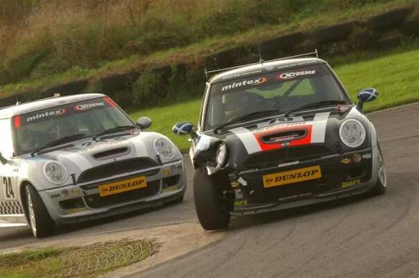OlyM70's tweet photo. @JustMiniRacing @MINIChallengeUK @chrisknoxracing @ShaneStoney89 @MPoole_Racing http://t.co/ezTe972qnn