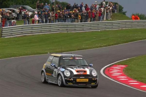 OlyM70's tweet photo. @JustMiniRacing @MINIChallengeUK @chrisknoxracing @ShaneStoney89 @MPoole_Racing http://t.co/mod38GqCVI