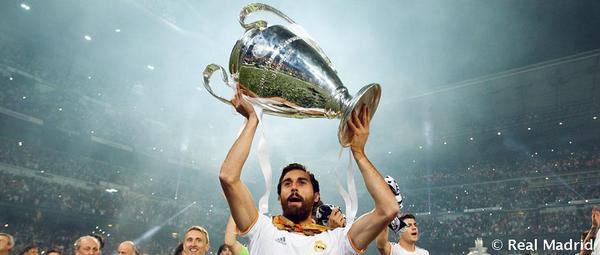 realmadrid's tweet photo. Se cumplen 10 años del debut de @aarbeloa17. ¡Felicidades Álvaro! http://t.co/5s8ukW9qg2 #HalaMadrid http://t.co/xjtEI7tY5U