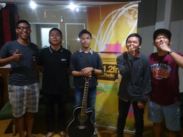PaintYourPain's tweet photo. Terima kasih buat @IndieOZ yang sudah ngundang kami live on air \m/ http://t.co/8xypKstE7H