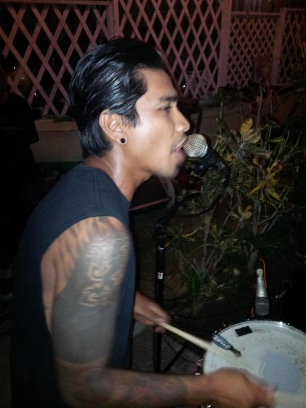 Kleeng kmu."<a href="/THEHYDRANTBALl/">The Hydrant Official</a>: Mas jng di makan micnya <a href="/Chris_Hydrant/">christopper lolot</a> "