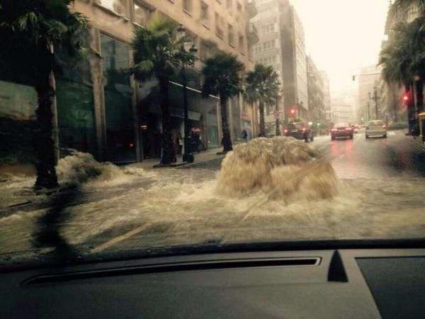 Farodevigo's tweet photo. #MARGITalluvia Vigo se colapsa con la lluvia http://t.co/u2AIqAX5hm http://t.co/4sqnxaKY86