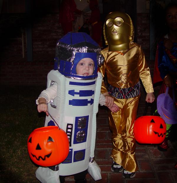 set271's tweet image. #tbt #oldcostumes: the kids as R2-D2 &amp;amp; C-3PO, 2006! DISCLAIMER: 3PO costume NOT homemade. @starwars @Disney