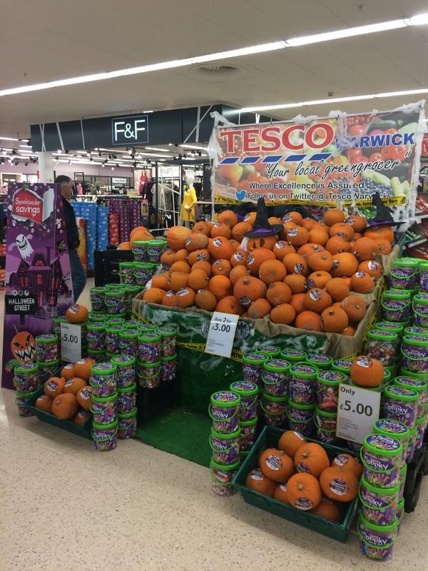 danskinner88's tweet photo. Warwick produce team trading Halloween @markwinter1 @robtinning @ProduceAcad2087 @GaryCurtis18 http://t.co/7t7j4cBNWc