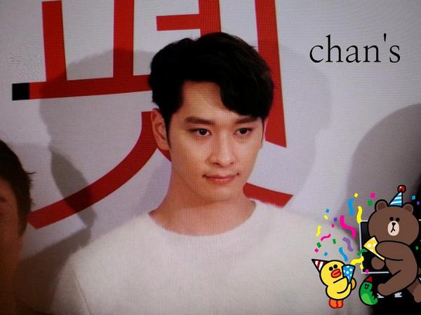 CHANSnews's tweet photo. [141016 레드카펫 vip 시사회] 음란마귀 황찬성님의 영화개봉를 축하합니다. 대박 기원♥-♥ http://t.co/2nnd4aA6aK