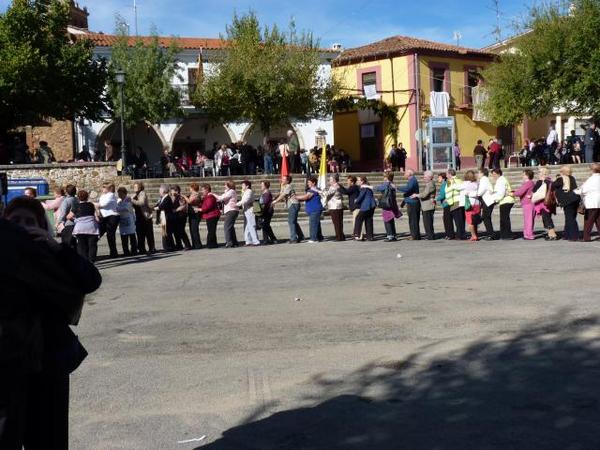____tuan's tweet photo. Aún sigue la conga, acaban de llegar a la plaza de un pueblo de las afueras. http://t.co/50ISyJVbav