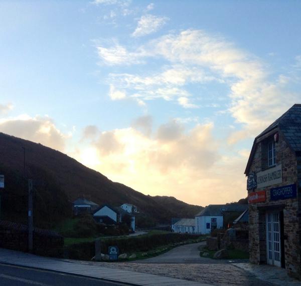 ThePicParlour's tweet photo. @eyeoncornwall @JonathanRBeare Boscastle Harbour last evening http://t.co/OcuLxp8Sdi