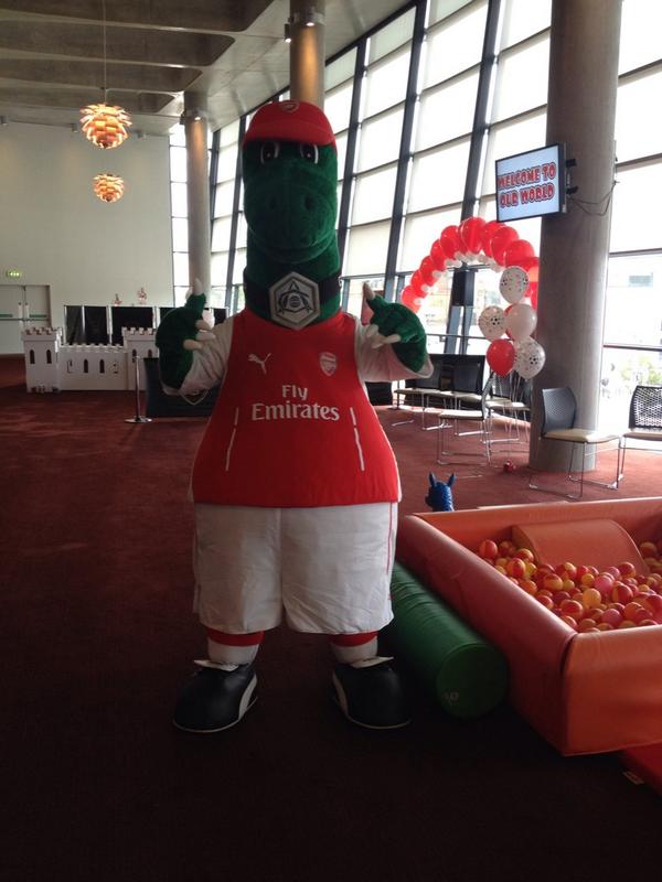 Iamchirpy's tweet photo. “@Gunnersaurus: And I'm here!! #GunnersPlayDay http://t.co/U7AL3IBp1Z” you fucking weirdo