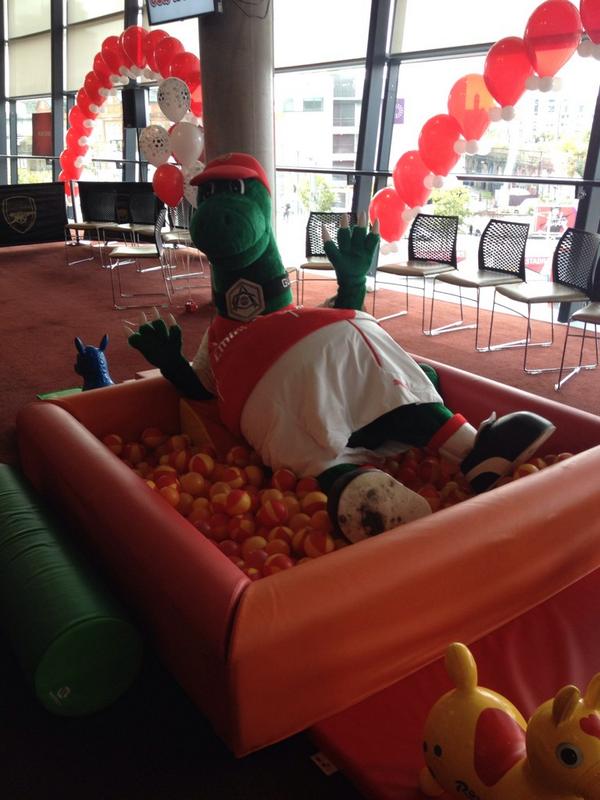 Iamchirpy's tweet photo. “@Gunnersaurus: And I'm here!! #GunnersPlayDay http://t.co/U7AL3IBp1Z” you fucking weirdo