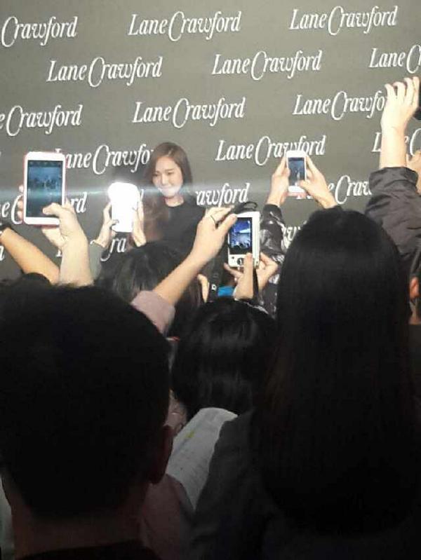 [PIC][16-10-2014]Jessica khởi hành đi Thượng Hải - Trung Quốc để tham dự sự kiện Kỉ niệm 1 năm ra mắt của thương hiệu "Lane Crawford" vào sáng nay B0ETxleCIAAegmT