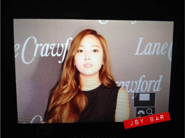 [PIC][16-10-2014]Jessica khởi hành đi Thượng Hải - Trung Quốc để tham dự sự kiện Kỉ niệm 1 năm ra mắt của thương hiệu "Lane Crawford" vào sáng nay B0EY3KXCQAA9cYQ