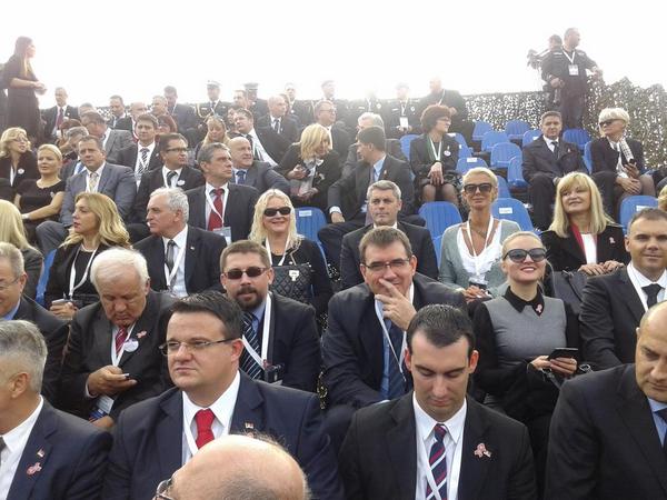 vukomand's tweet photo. I narodni poslanici # skupstina Srbija prisustvuju vojnoj paradi u slavu pobednika Drugog svetskog rata. http://t.co/7Z0CmFPprG